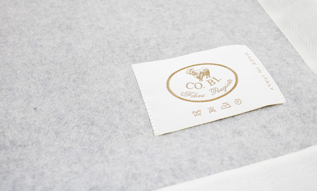 Particolare della copertina grigio perla di cashmere e seta