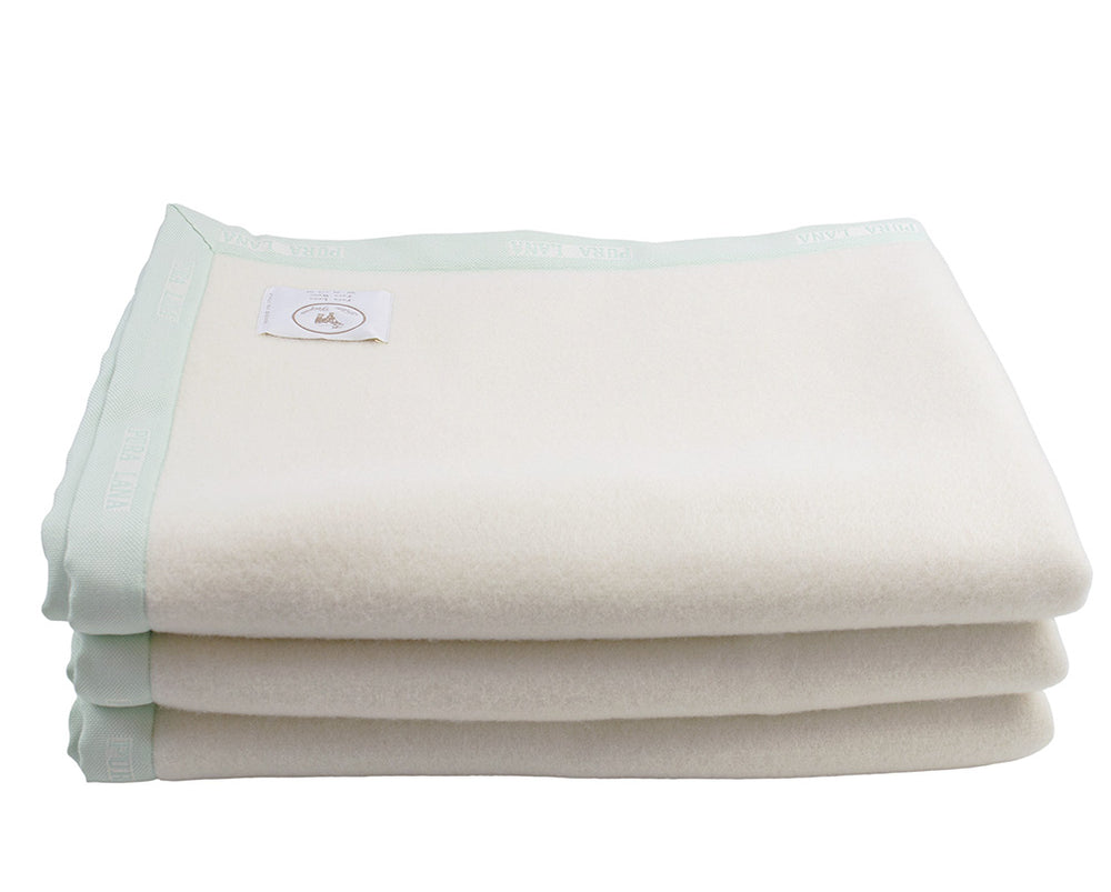 coperta di lana con bordo verde acqua