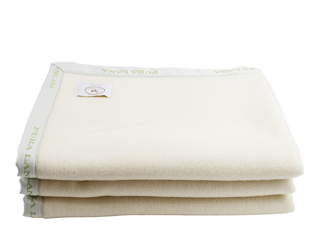 coperta di lana bianca con bordo verde