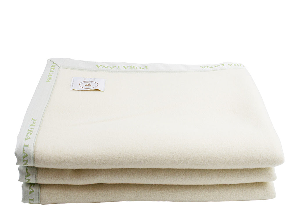 coperta di lana bianca con bordo verde