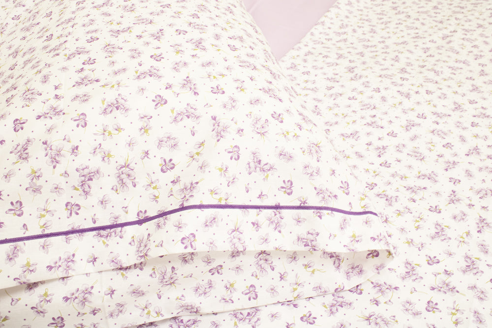 Particolare lenzuola lilla con fiori lilla