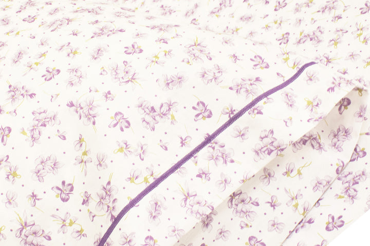 Particolare lenzuolo a fiori lilla