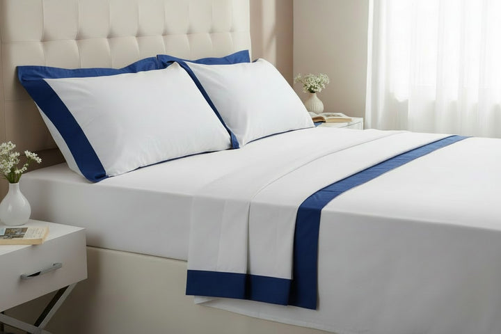 Lenzuola di raso bianche con balza blu