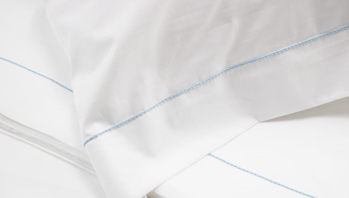 Particolare del lenzuolo con cordonetto azzurro