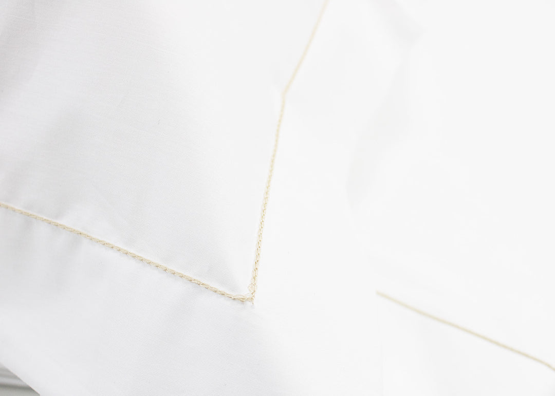Particolare lenzuolo di percalle con cordonetto beige