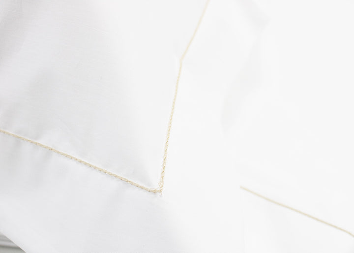 Particolare lenzuolo di percalle con cordonetto beige