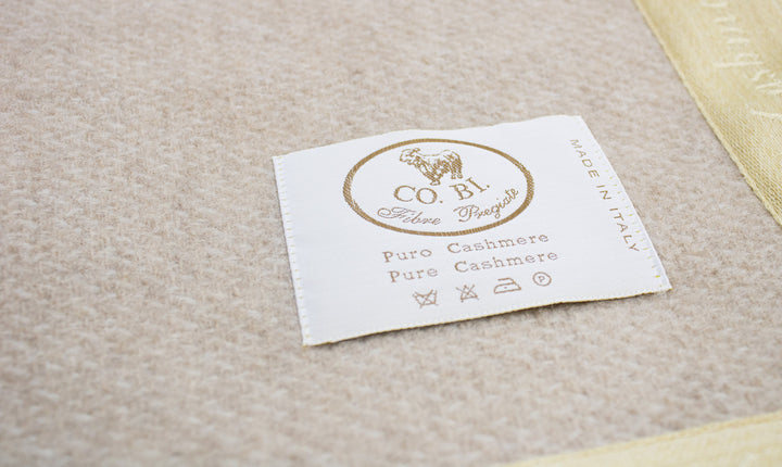 Particolare coperta di cashmere per culla beige
