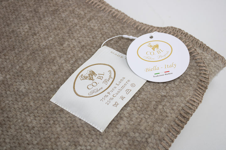 Particolare coperta marrone a punto cavallo