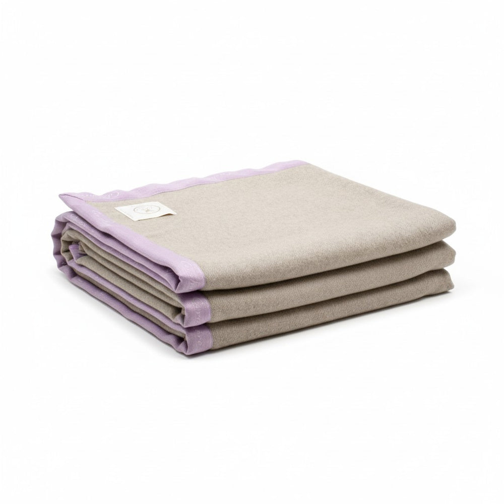 Coperta grigio perla con bordo lilla di lana e cashmere