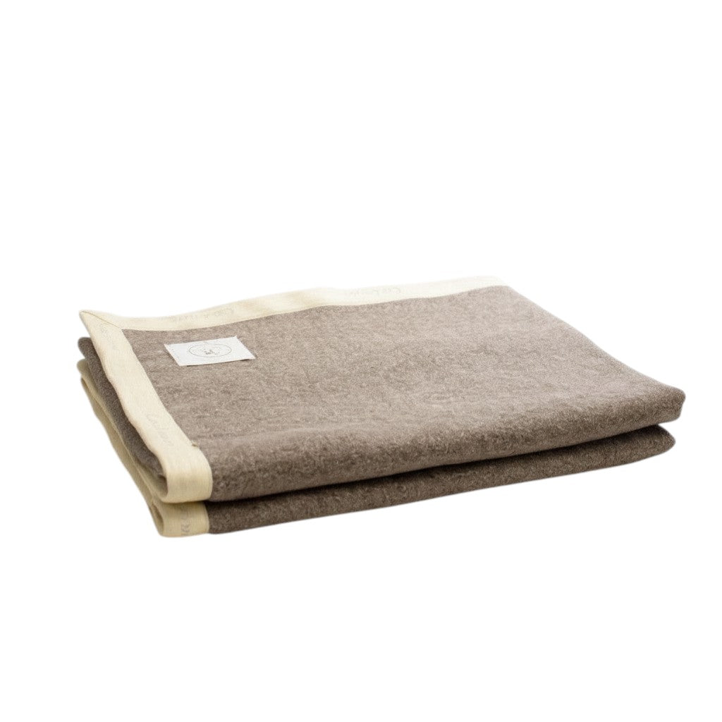 Coperta marrone con bordo beige in cashmere e lana