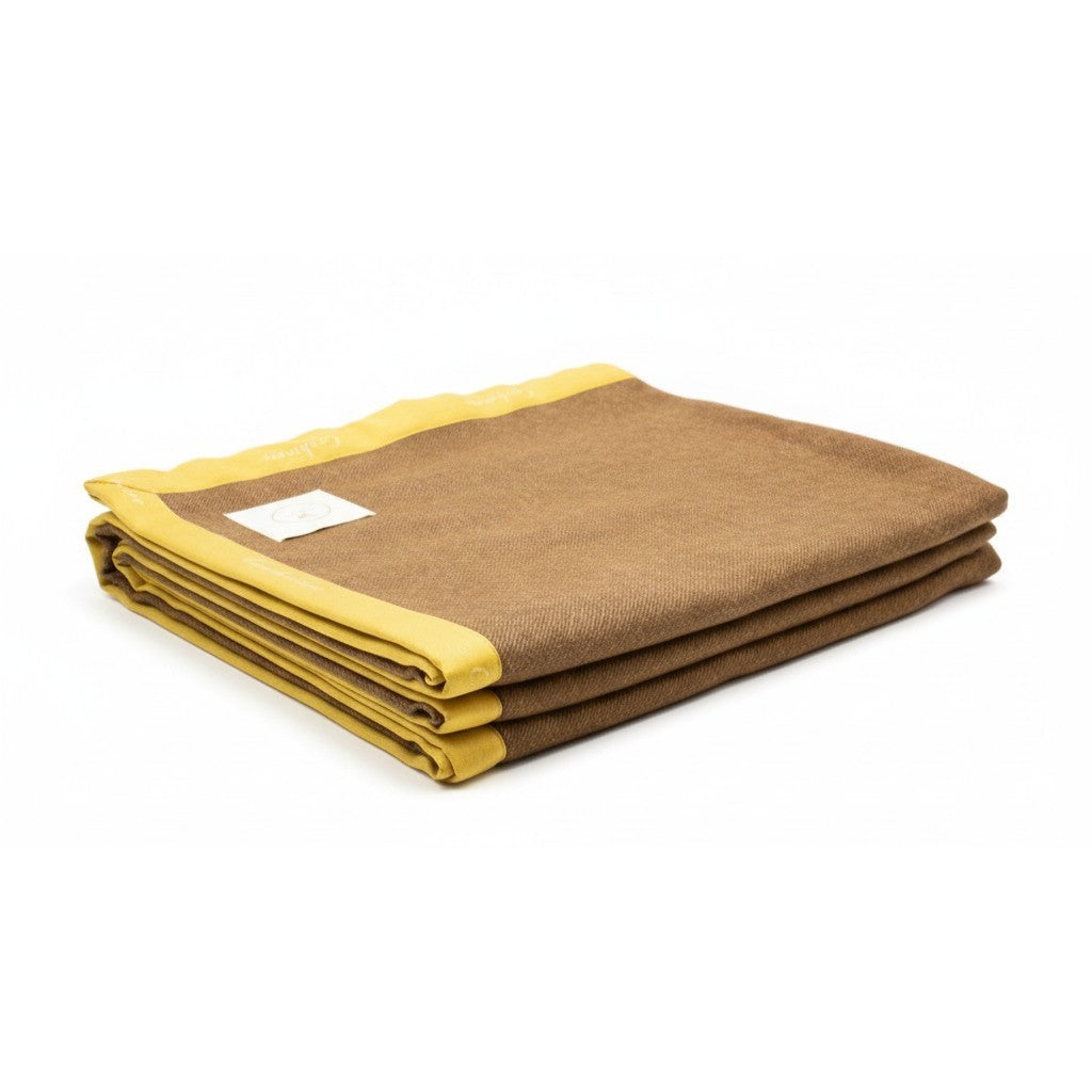 Coperta di lana e cashmere color marrone chiaro e bordo ocra