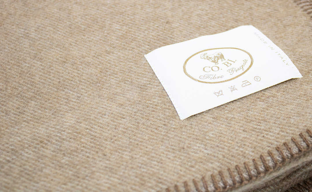 Particolare coperta di cashmere e lana beige scuro