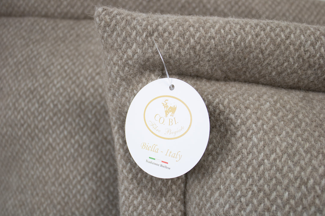 Particolare cuscino di cashmere marrone e greggio