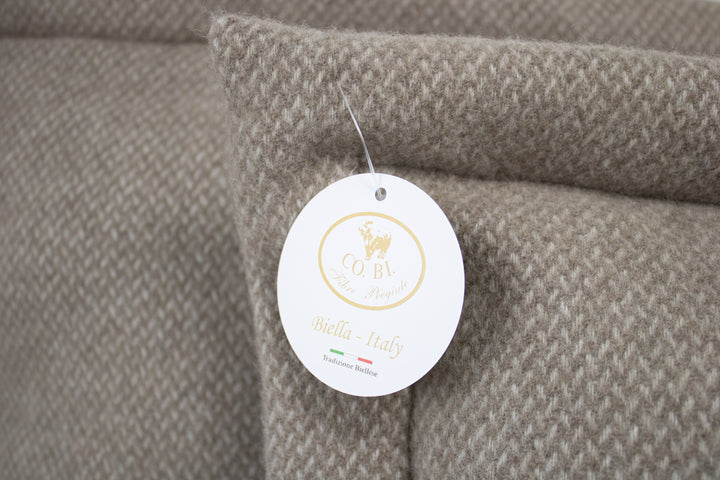 Particolare cuscino di cashmere marrone e greggio