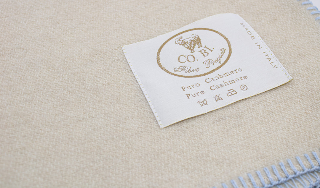 Particolare coperta leggera per culla di lana e cashmere con bordo azzurro