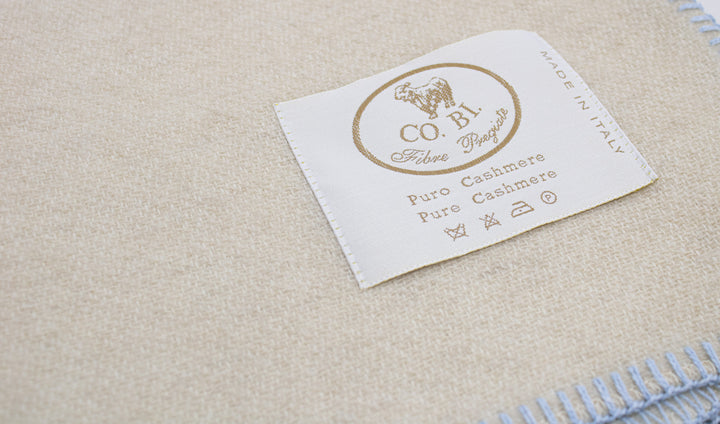 Particolare coperta leggera per culla di lana e cashmere con bordo azzurro
