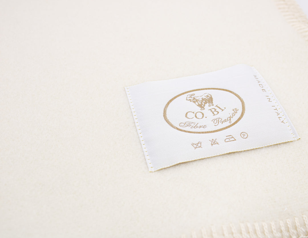 Particolare coperta bianca invernale con bordo bianco