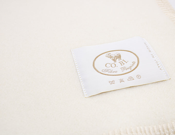 Particolare coperta bianca invernale con bordo bianco
