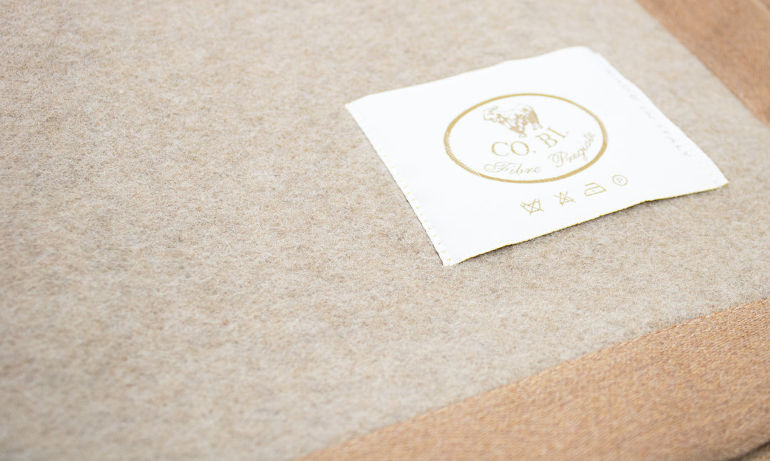 Particolare coperta beige bordo marrone chiaro