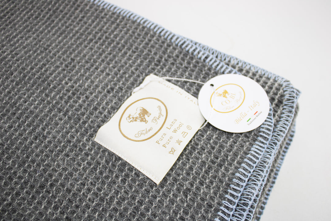 Particolare plaid di lana con bordo punto cavallo azzurro