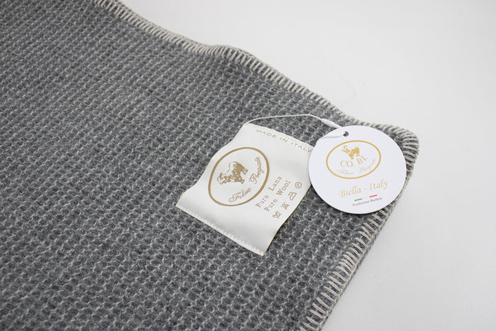 Particolare etichetta di pura lana