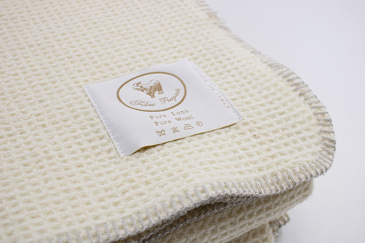 Particolare etichetta coperta con bordo grigio perla