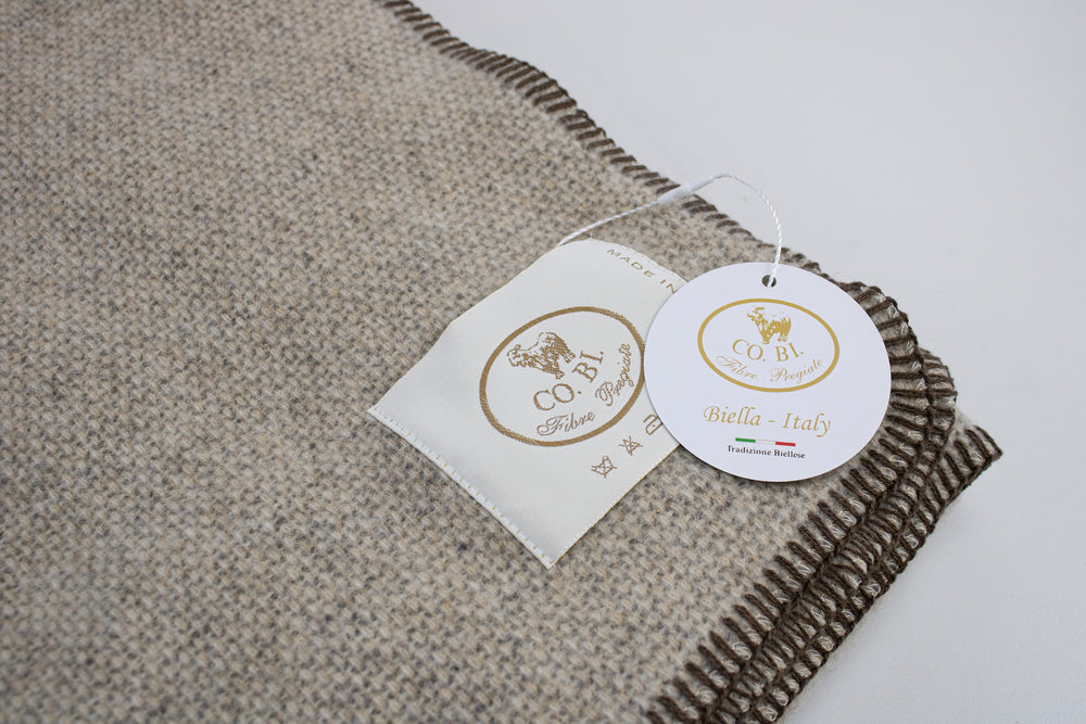 Particolare plaid marrone chiaro con bordo marrone scuro