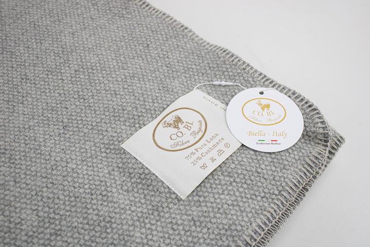 Particolare plaid grigio perla con bordo bianco naturale