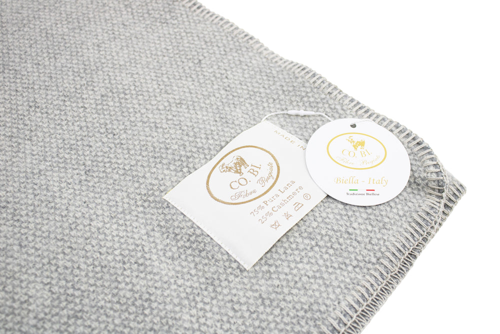 Particolare del plaid grigio di lana e cashmere