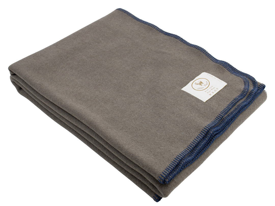 Plaid di pura lana extralarge color fumo e bordo blu