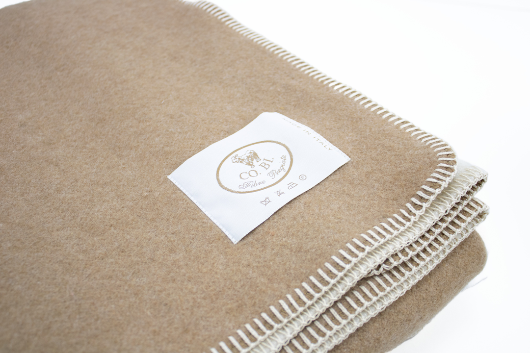 Particolare plaid misto cammello con bordo punto cavallo