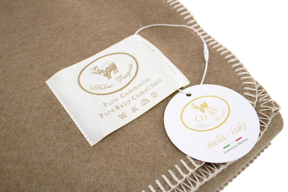 Particolare del plaid color cammello con bordo punto cavallo