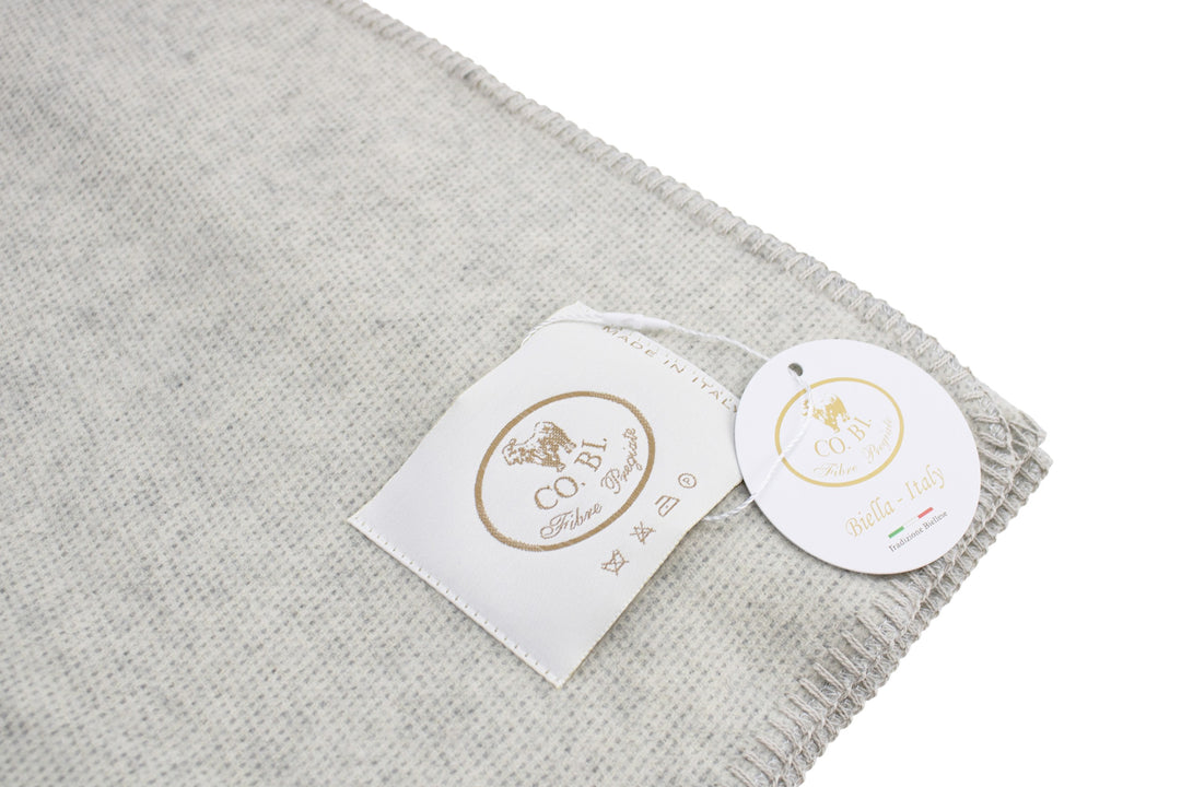 Particolare del plaid grigio perla