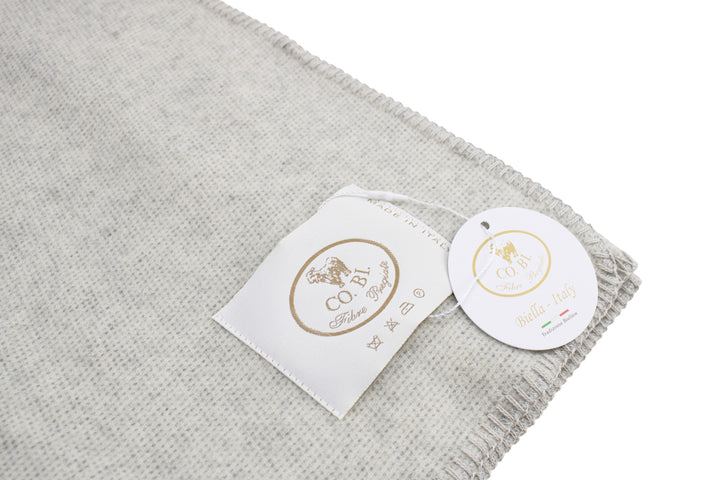 Particolare del plaid grigio perla