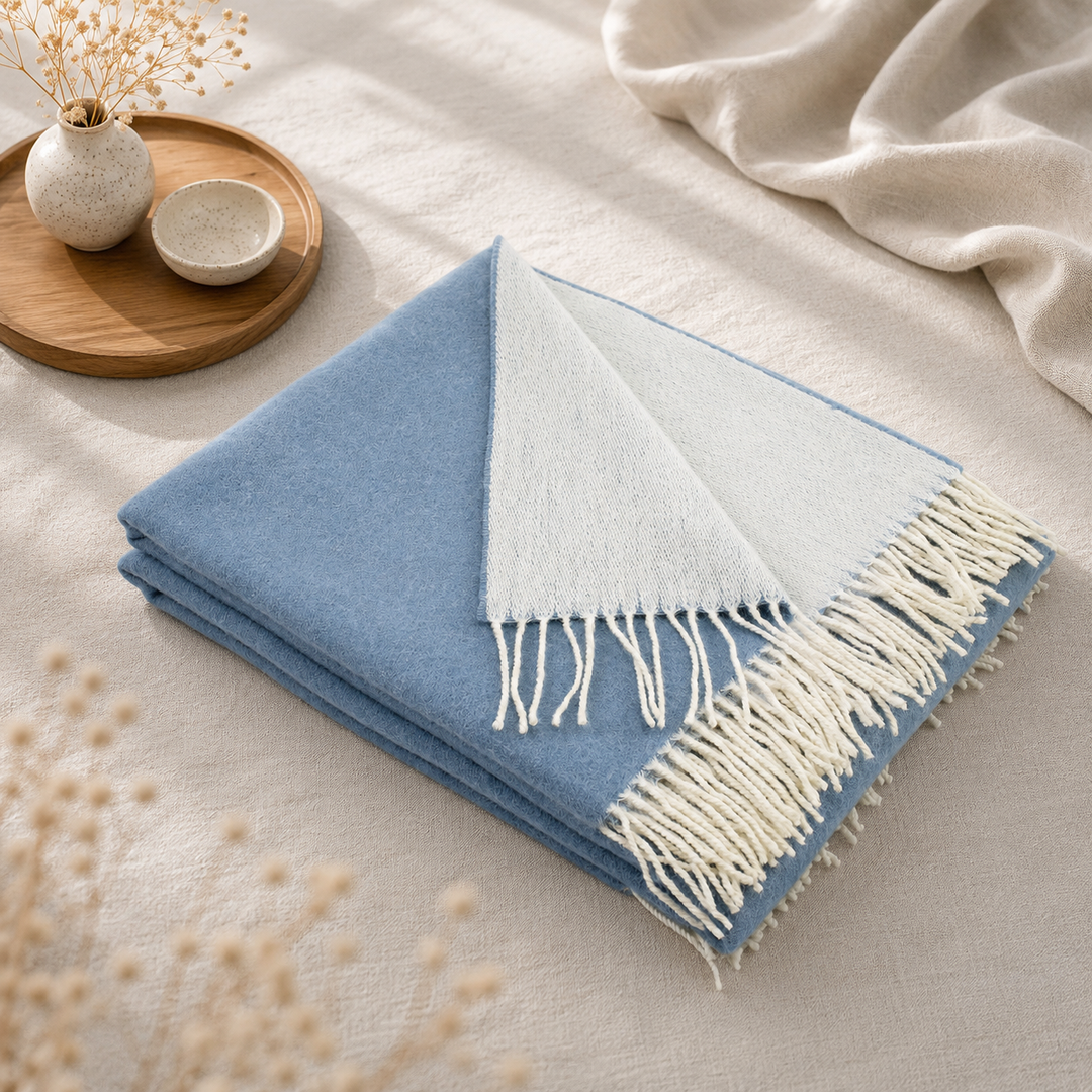 Plaid di lana merino blu e greggio con frange