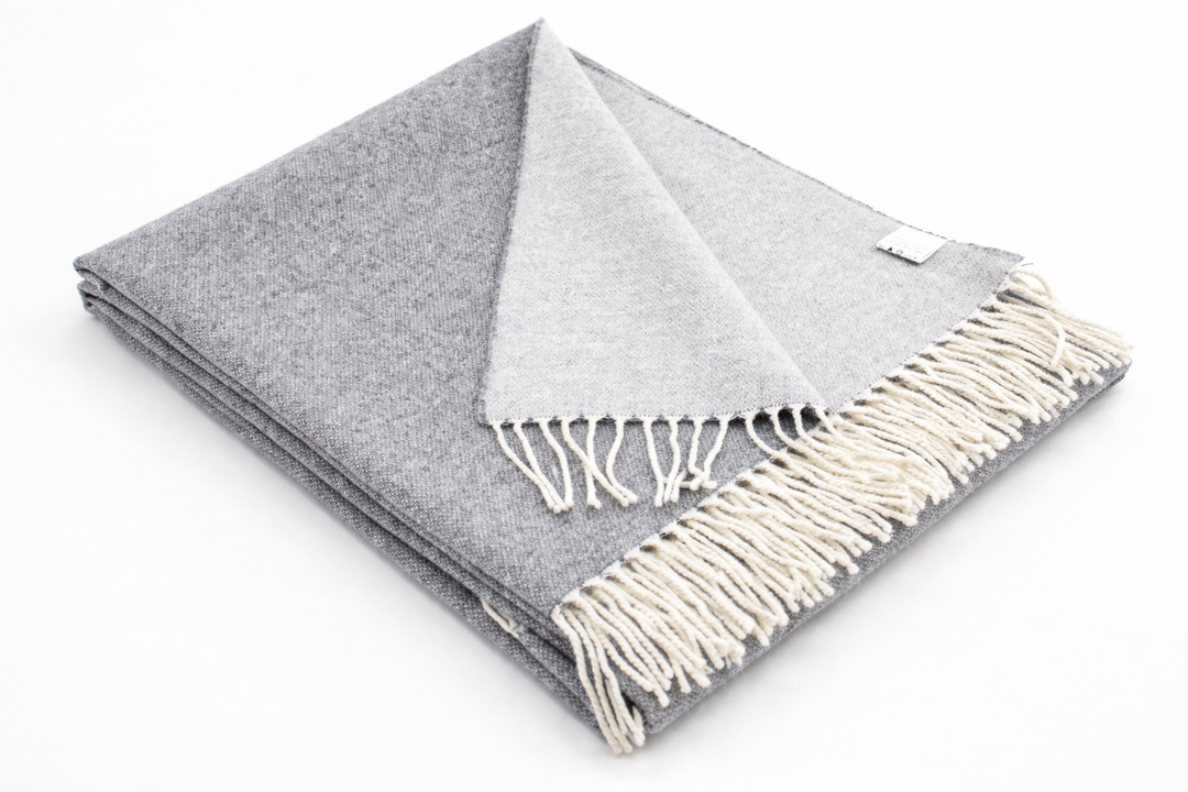 Plaid grigio e bianco naturale con frange