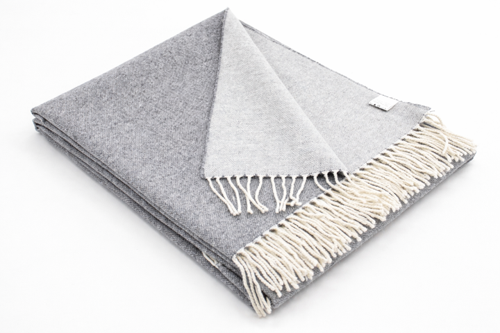 Plaid grigio e bianco naturale con frange