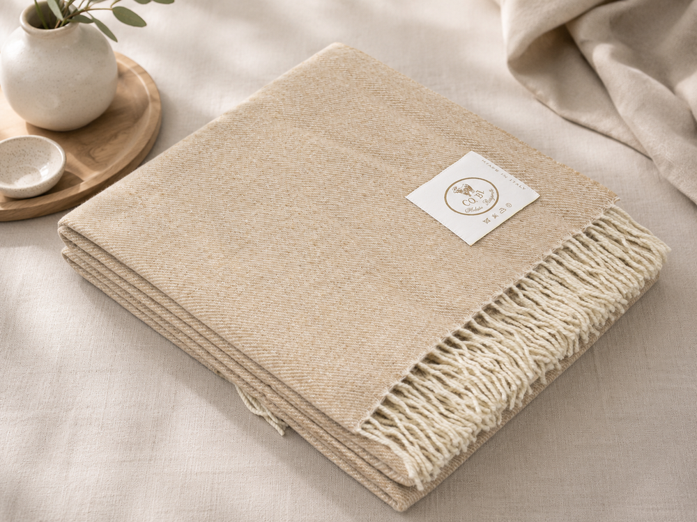 Plaid di lana di colore beige scuro con frange
