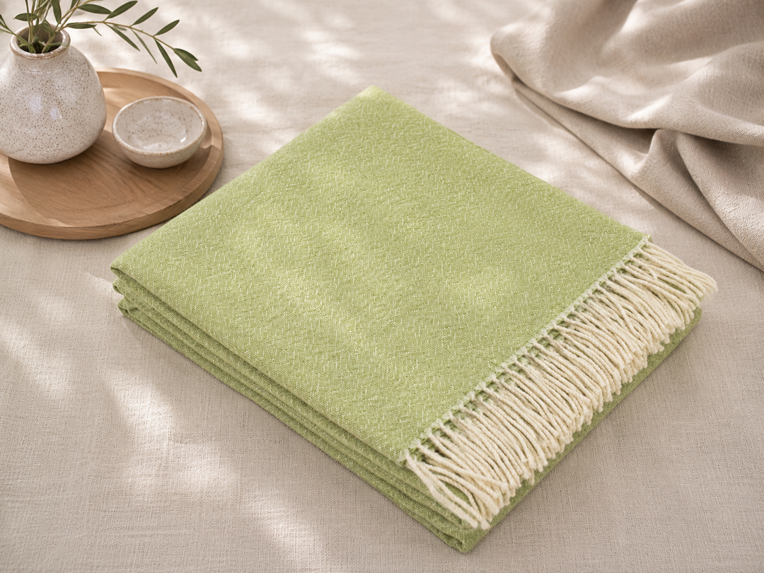Plaid di lana colore verde con frange
