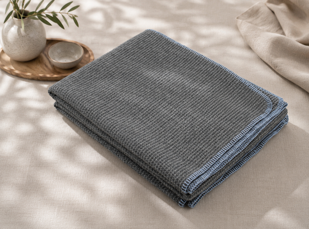 Plaid di lana a nido d'ape grigio con punto cavallo azzurro
