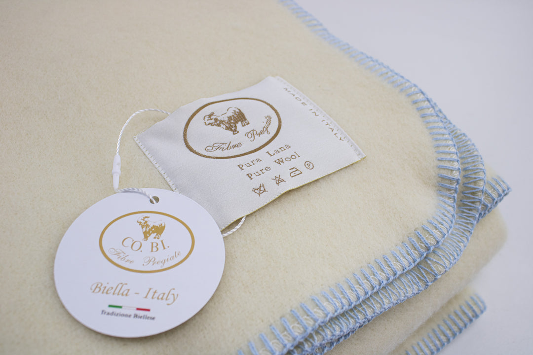 Particolare plaid di lana con bordo punto cavallo azzurro