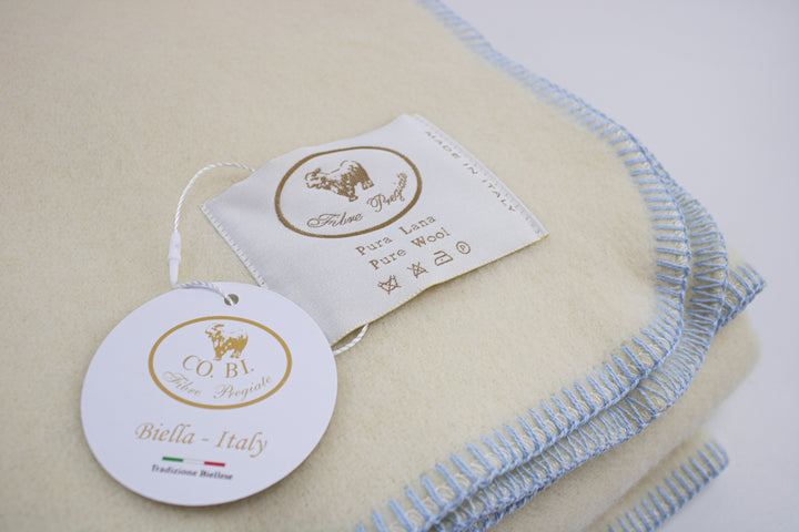 Particolare plaid di lana con bordo punto cavallo azzurro