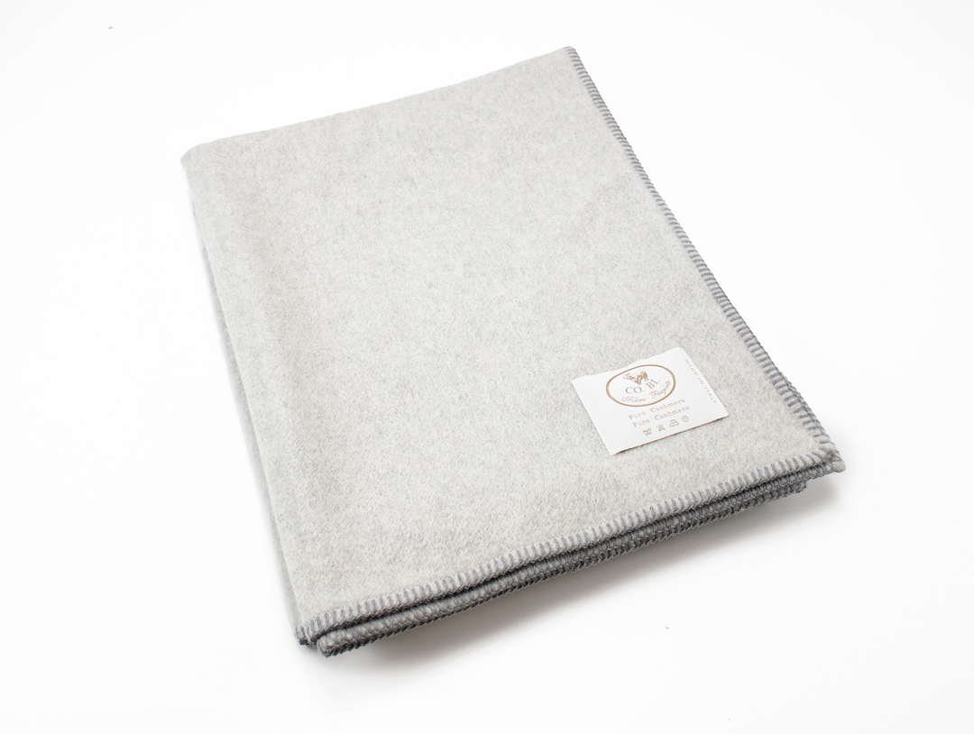 Plaid di cashmere color grigio perla con punto cavallo