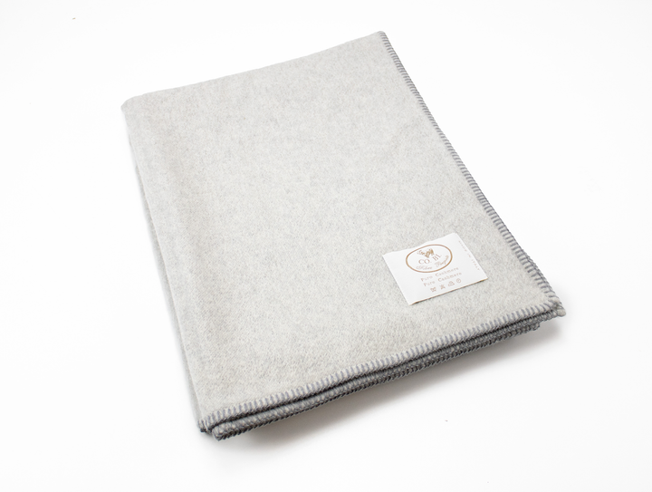 Plaid di cashmere color grigio perla con punto cavallo