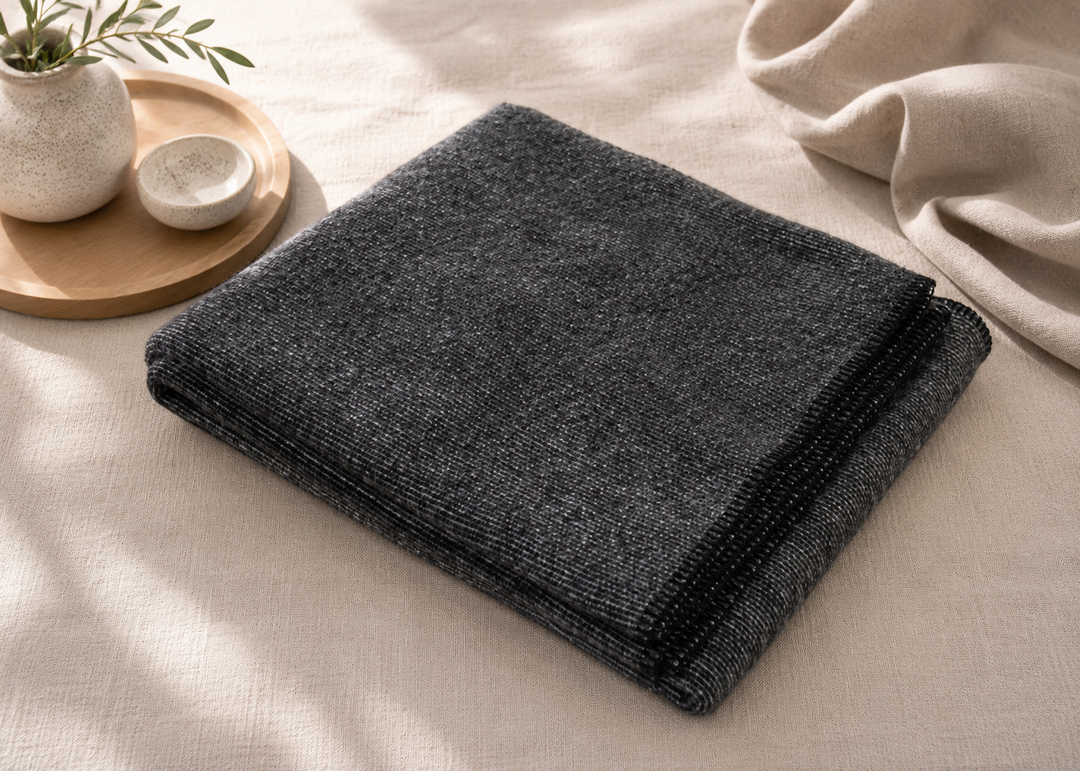 Plaid di lana e cashmere antracite scuro con punto cavallo nero