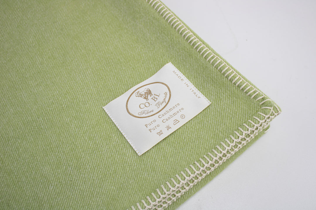 Particolare plaid verde di cashmere a punto cavallo