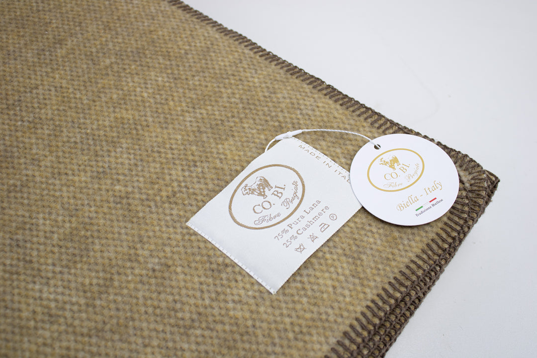 Particolare plaid senape a punto cavallo