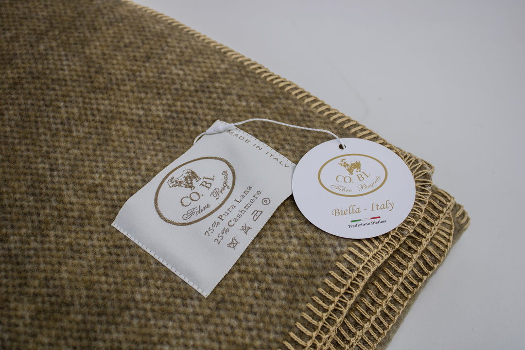 Particolare plaid a punto cavallo senape