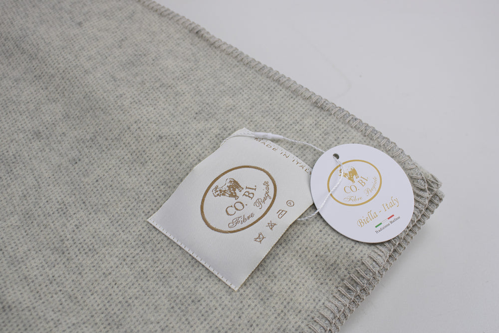 Particolare plaid di lana grigio perla