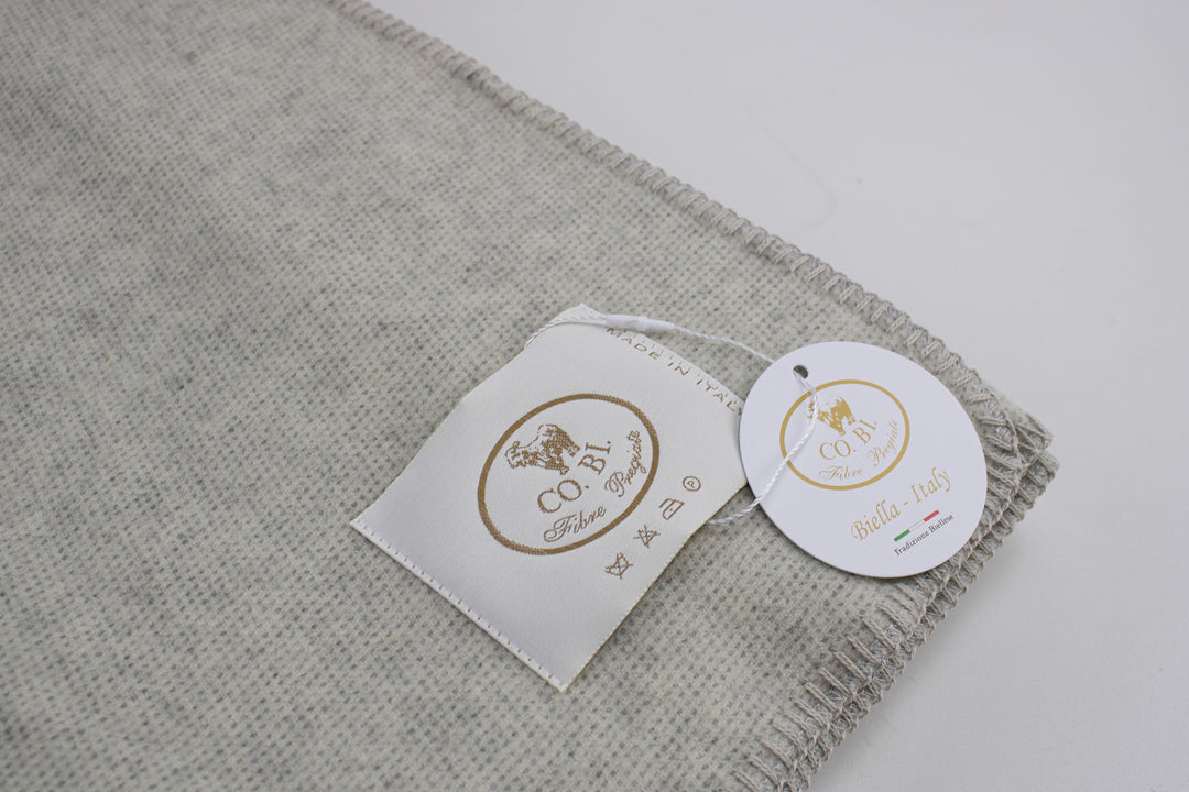 Particolare plaid di lana grigio perla